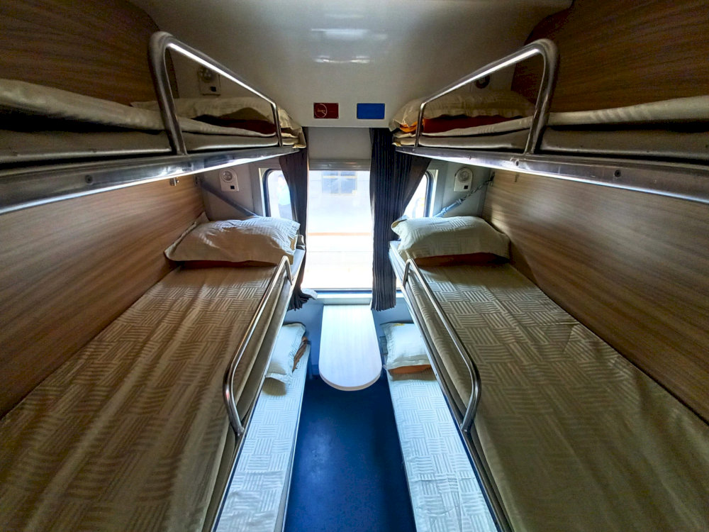 Compartments with 6 berths arranged in three levels (upper, middle, lower) on each side